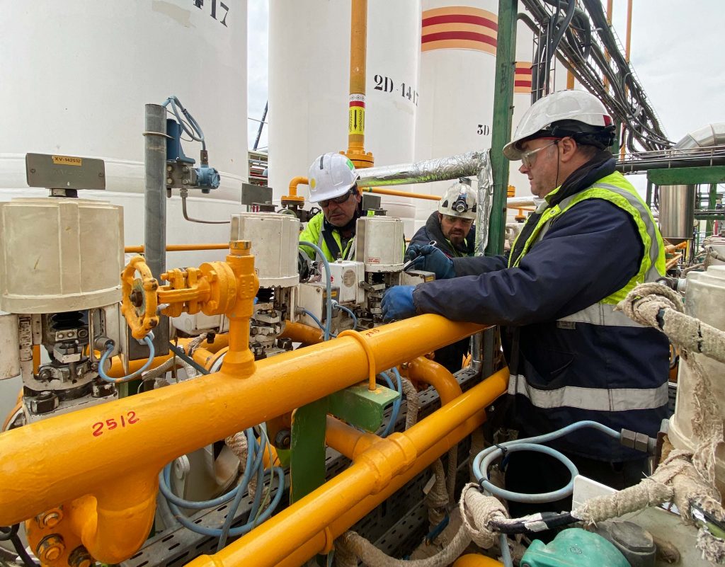 Equipo técnico instalando las válvulas en su línea